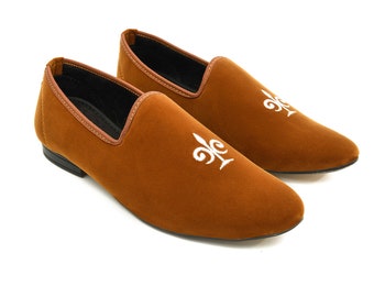 Mocassini in velluto marrone chiaro fatti a mano con ricami, scarpe eleganti slip-on da uomo