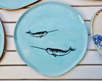 Assiette bleue avec des animaux marins, plats faits à la main, assiettes de style marin