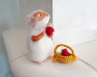 Hamster Mouse Rat Strawberries Basket figura de fieltro de animal de lana, regalo de lana para ella, para una niña, para una mujer