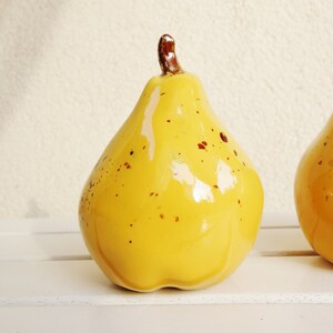 Unikat Gruszka figurka, owoc ceramiczny, ceramika artystyczna, unikatowy prezent, dekoracja ceramiczna zdjęcie 9