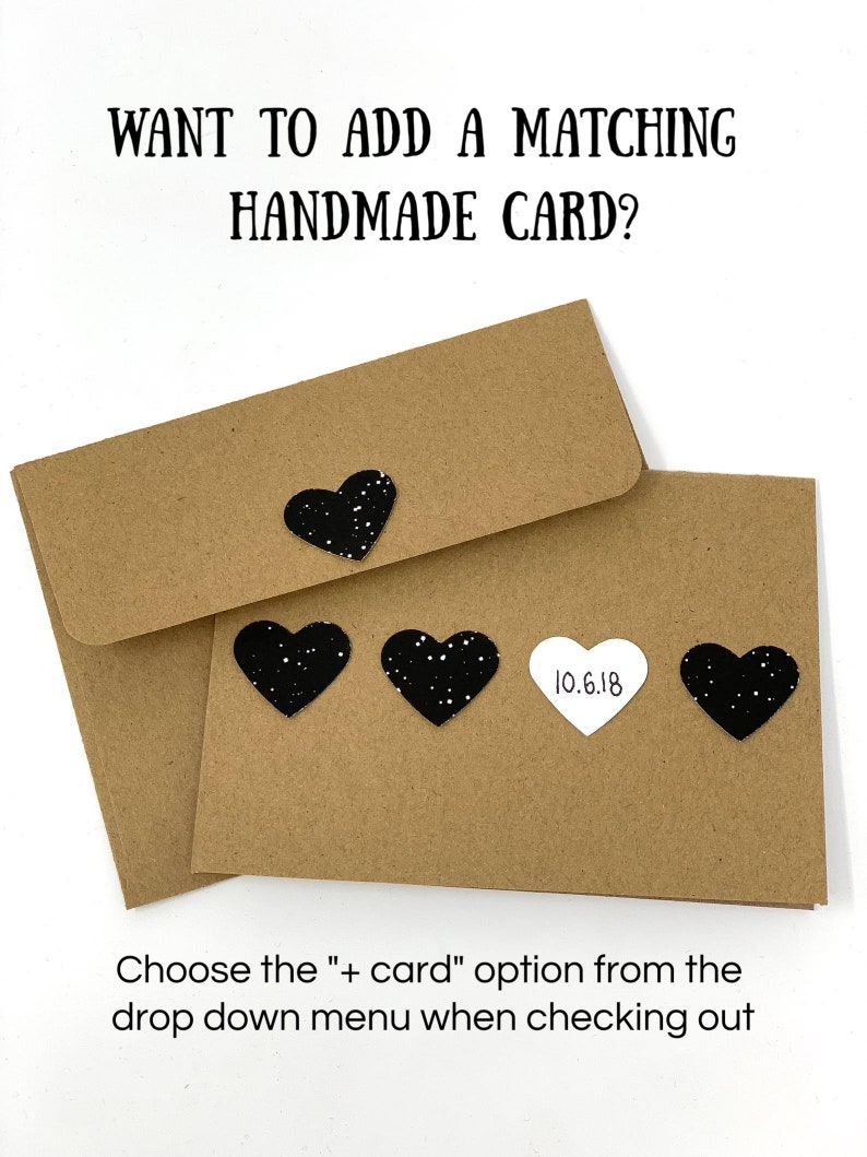 Może przedstawiać: Dwie brązowe koperty z czarnymi sercami z brokatem i białym sercem z tekstem "10.6.18". Tekst "WANT TO ADD A MATCHING HANDMADE CARD?" znajduje się w g&oacute;rnej części obrazu. Tekst "Choose the "+ card" option from the drop down menu when checking out" znajduje się w dolnej części obrazu.