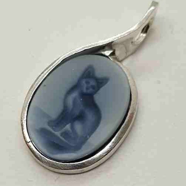 Gemstone pendant as intaglio in silver setting kitten