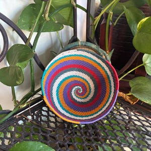 Cesto artesanal multicolorido para fios de telefone, ideal para decoração de casa ou escritório.