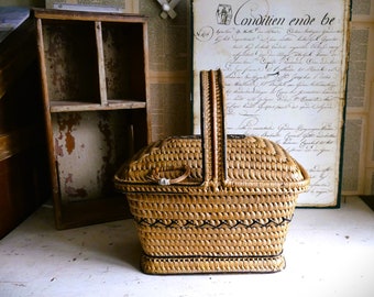 Old basket with lid, storage, wicker basket, basket, handicraft basket, kitchen, decoration, country house, country, shabby, original,