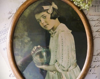 Zauberhaftes altes Bild, Mädchen mit Ball, ovaler Rahmen, Porträt, Mädchen, Druck,, Holzrahmen Nostalgie,  Deko, , shabby,french