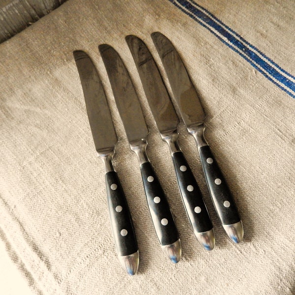Four old knives, cutlery, shabby, vintage, set table