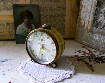 Old alarm clock, decoration, sheet metal, alarm clock, shabby, nostalgia, only decoration, prop,
