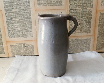 Uralter Tonkrug, grau,  Steingut, Töpferware, Vase, Wasserkanne, Krug,Dippe, Landhaus,