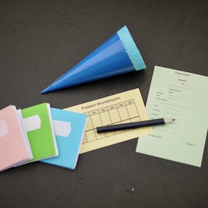 Juego de 7 piezas de mochilas escolares, cuadernos, certificado, horario, bolígrafo para muñecos, regalo infantil, obra de teatro escolar, accesorios para muñecos