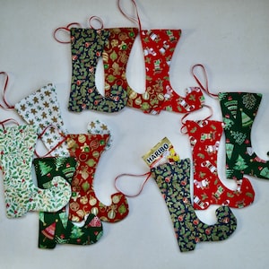 kleine kerstmanlaarsjes van stof, kerstboomhanger, cadeaulabel, kerstmanlaars cadeauverpakking