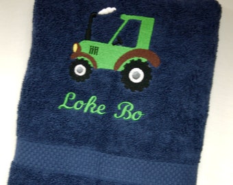 serviette enfant personnalisée et brodée TRECKER avec nom, tracteur à serviettes, broderie,