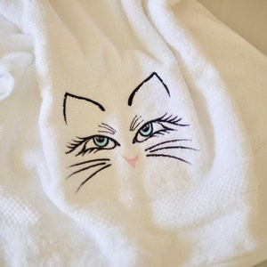 Toalla de baño blanca bordada, toalla de baño, cabeza de gato, gato bordado, imagen de bordado, cabeza de gato, bordado, regalo para fanáticos de los gatos, amantes de los gatos