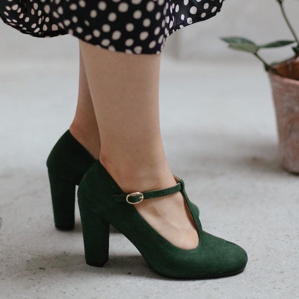 Tacones altos estilo retro de ante verde botella con barra en T: zapatos de boda bohemios, regalo para ella