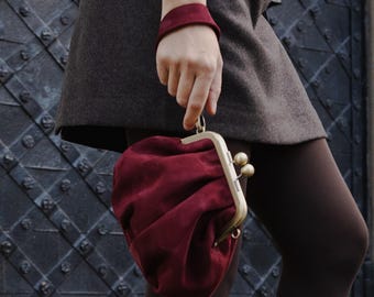 Mini Kiss Lock Geldbörse - burgunderfarbene Wildleder-Clutch, Retro minimalistische Umhängetasche