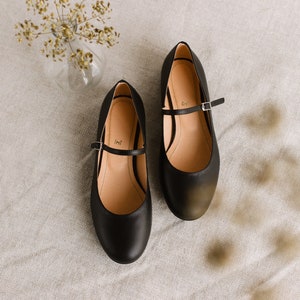 Mary-Jane black genuine leather shoes, retro style ballet flats, handmade shoes, rounded toe shoes, classic style, nature lover, flat shoes