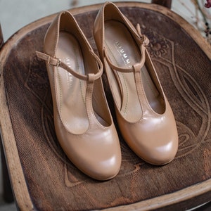 Retro Beige Leather Mary Jane Heels: Handmade Bridal Shoes