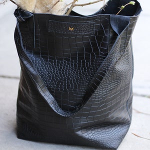 Bolso shopper de piel negra repujada: bolso bohemio minimalista