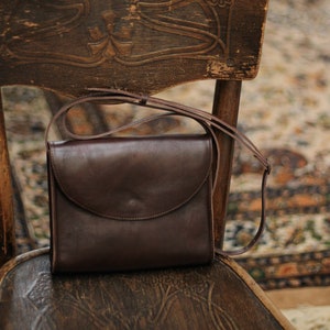 Retro crossbody bag, full grain chocolate brown leather, postman bag, minimalistic & timeless design, gift for her, messenger bag image 2