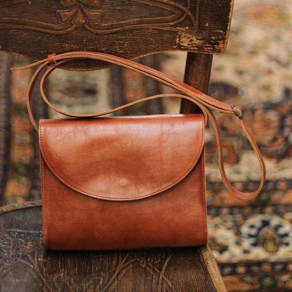 Retro crossbody bag, full grain cognac brown leather, postman bag, minimalistic & timeless design, gift for her, messenger bag