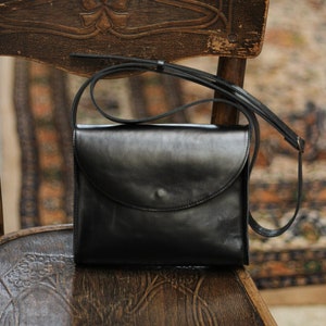 Retro crossbody bag, full grain black leather, postman bag, minimalistic & timeless design, gift for her, messenger bag image 2