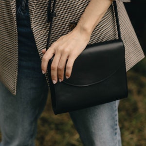 Bolso bandolera retro, piel flor negra, bolso de cartero, diseño minimalista y atemporal, regalo para ella, bolso mensajero