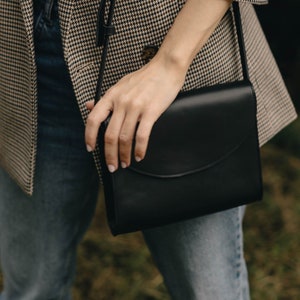 Retro crossbody bag, full grain black leather, postman bag, minimalistic & timeless design, gift for her, messenger bag image 1