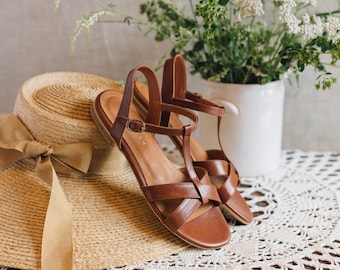 Sandalias de piel color marrón coñac: zapatos planos retro de verano, hechos a mano