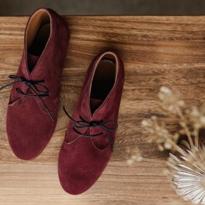 Laarzen in retrostijl, natuurlijk bordeauxrood fluweelleer, enkellaarzen, klassieke slofjes, cadeau voor haar, schoenen in bohostijl, suède