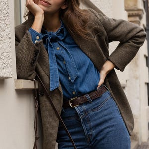 Large ceinture en cuir gaufré crocodile chocolat : ceinture pour femme avec boucle dorée
