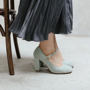 Chaussures Mary-Jane en cuir suédé eucalyptus, chaussures à talons rétro, chaussures de mariée rétro, amoureux de la nature, tenue de printemps