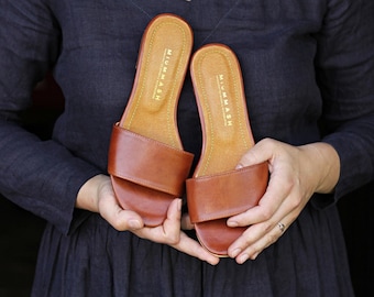 Slip marron classique sur sandale, cuir véritable marron cognac, toboggans en cuir, chaussures d'été, cadeau pour elle, chaussures de style bohème, amoureux de la nature