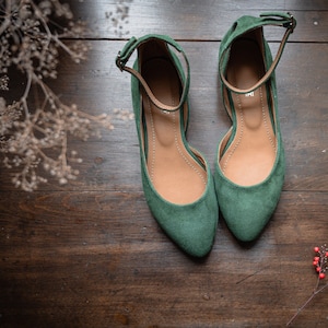 Natürliche Flasche Grün Wildleder Mary Janes mit Riemen, Geschenk für Sie, Boho Style Schuhe, Naturliebhaber, Boho Hochzeit