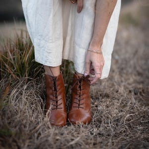 Retrostijl cognacbruin echt leer, laarsjes met hoge hakken, cadeau voor haar, schoenen in bohostijl, natuurliefhebber