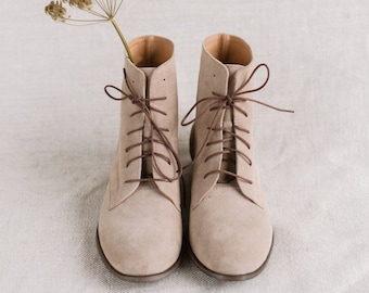 Schnürstiefel, klassische Damen Booties, Damenstiefel, Retro-Stil natürliches beige Samtleder, Geschenk für sie, Naturliebhaber,