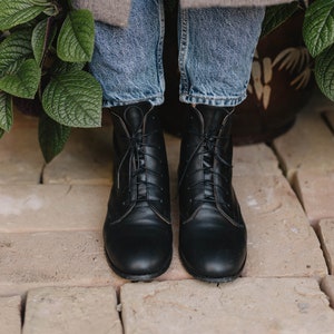 Botas con cordones, botines clásicos de mujer, botas de mujer, estilo retro, cuero negro real, regalo para ella, amante de la naturaleza, imagen 2