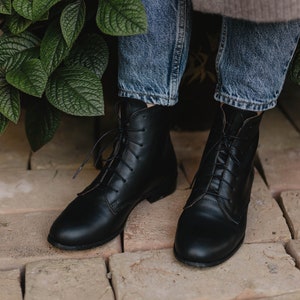 Botas con cordones, botines clásicos de mujer, botas de mujer, estilo retro, cuero negro real, regalo para ella, amante de la naturaleza, imagen 1