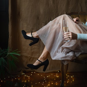 Escarpins Mary Jane en daim noir faits main : chaussures de mariée rétro