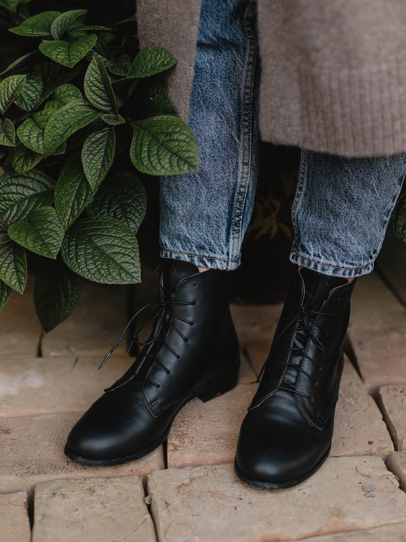 Botas con cordones, botines clásicos de mujer, botas de mujer, estilo retro, cuero negro real, regalo para ella, amante de la naturaleza, imagen 1