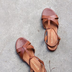 Damen-Sandalen aus cognacbraunem Leder, Sandalen im Retro-Stil, Sommer-Flats, Geschenk für sie, Schuhe im Boho-Stil, Naturliebhaber, Boho-Hochzeit Bild 4