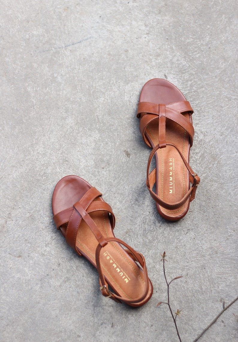 Damen-Sandalen aus cognacbraunem Leder, Sandalen im Retro-Stil, Sommer-Flats, Geschenk für sie, Schuhe im Boho-Stil, Naturliebhaber, Boho-Hochzeit Bild 4