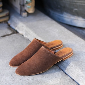 Mules de piel aterciopelada para mujer: zapatos sin cordones en marrón puro, estilo bohemio clásico.