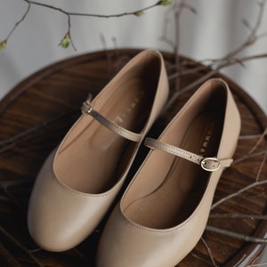Zapatos Mary-Jane beige de cuero genuino, bailarinas estilo retro, zapatos hechos a mano, zapatos de punta redondeada, estilo clásico, zapatos planos, traje de primavera imagen 4