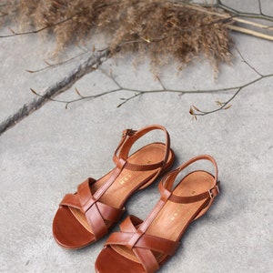 Sandalias de mujer de piel marrón coñac, sandalias estilo retro, bailarinas de verano, regalo para ella, zapatos estilo boho, amante de la naturaleza, boda boho imagen 3