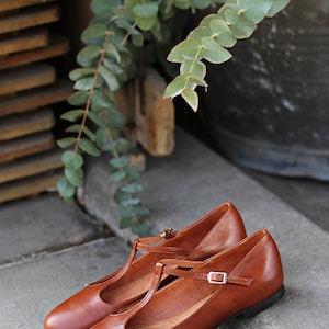 Retro style cognac brown genuine leather flats, t-bar, mary jane shoes, matching mom and daughter shoes, gift for her, lindy hop shoes, imagem 6