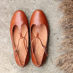 Chaussures plates en cuir véritable marron cognac de style rétro, poignée en T, chaussures mary jane, chaussures assorties pour maman et fille, cadeau pour elle, chaussures lindy hop, image 1