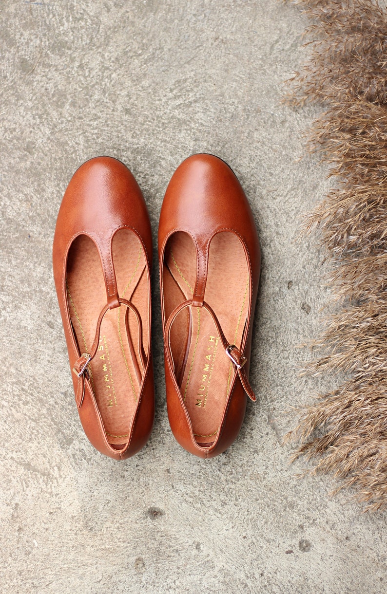 Retro style cognac brown genuine leather flats, t-bar, mary jane shoes, matching mom and daughter shoes, gift for her, lindy hop shoes, imagem 1