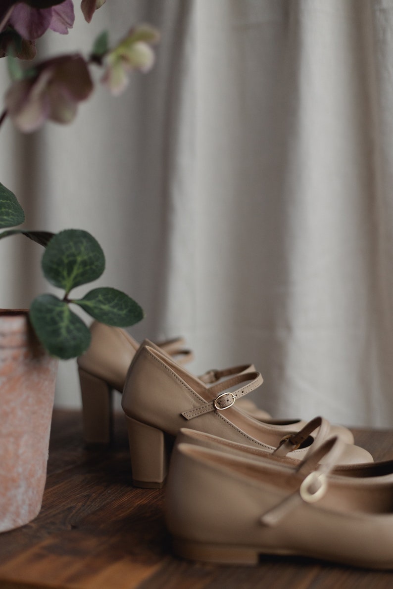 Zapatos Mary-Jane beige de cuero genuino, bailarinas estilo retro, zapatos hechos a mano, zapatos de punta redondeada, estilo clásico, zapatos planos, traje de primavera imagen 5
