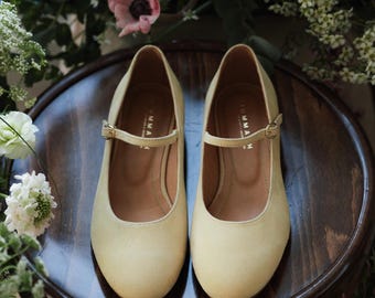 Buttergelbe Wildleder Mary Jane Ballerinas: Retro Brautschuhe