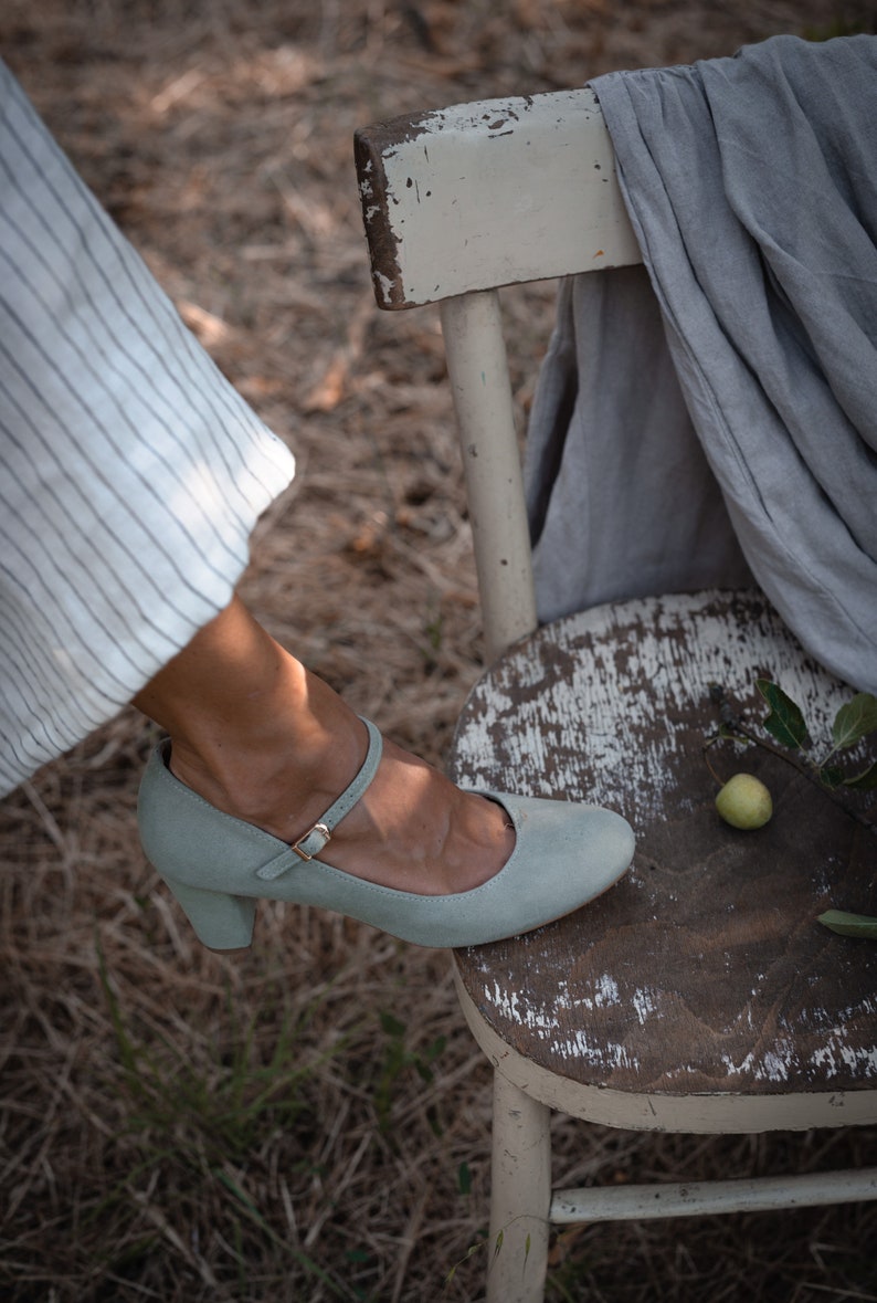 Mary-Jane-Stil natürliches Eukalyptus Wildleder, Mary Jane Heels Schuhe, Geschenk für sie, Retro Braut Schuhe, Naturliebhaber Bild 5