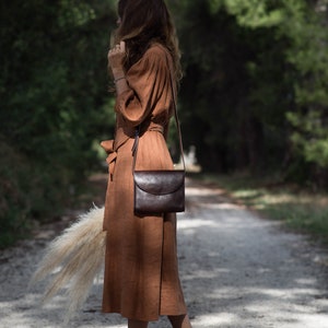 Retro crossbody bag, full grain chocolate brown leather, postman bag, minimalistic & timeless design, gift for her, messenger bag image 3